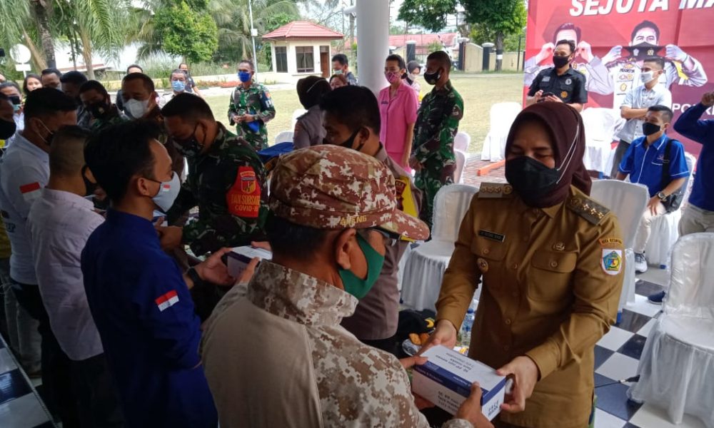 Wali Kota Tatong Bara saat memberikan masker secara simbolis